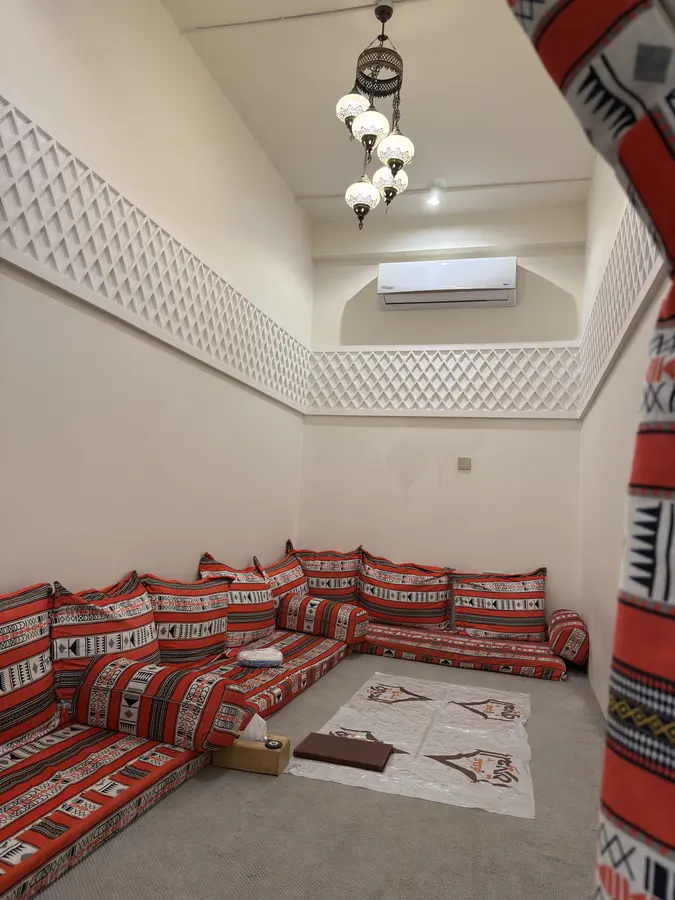 جلسة أرضية عربية داخل مندي الديرة