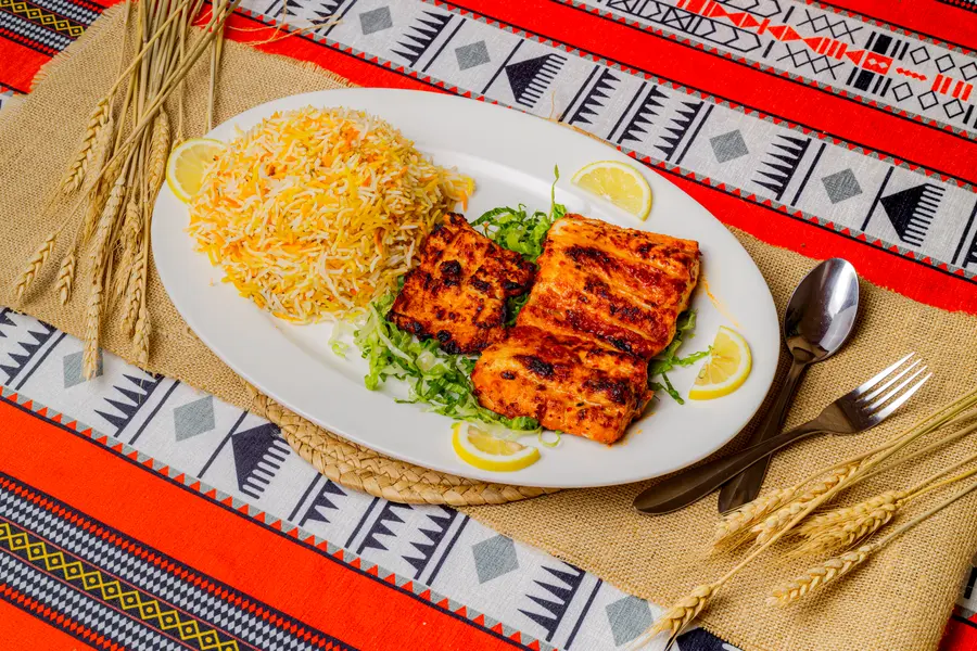 السلمون المشوي من مندي الديرة