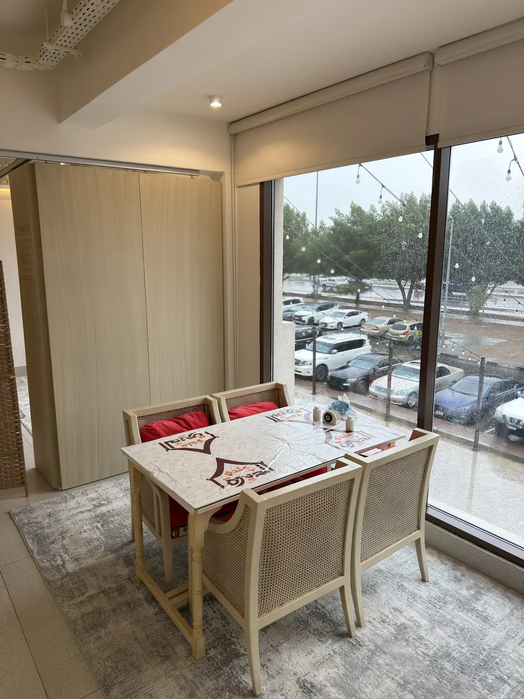 داخل مطعم مندي الديرة في العين