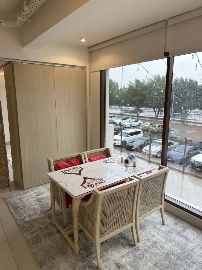 داخل مطعم مندي الديرة في العين